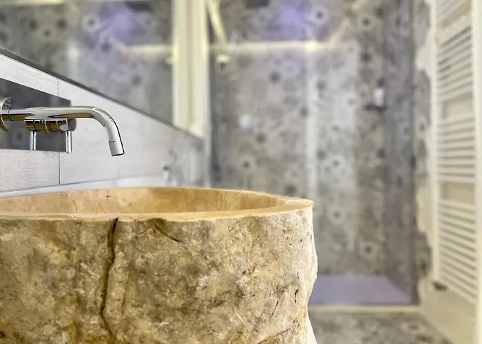 Mariarosa Konukevi Como